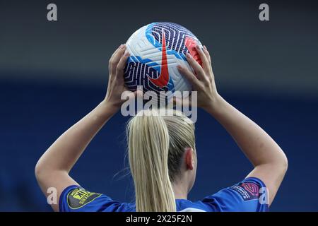 Brighton, Großbritannien. April 2024. Der offizielle Nike WSL Fußball wurde während des Women's Super League Spiels zwischen Brighton & Hove `Albion und Everton im American Express Stadium gesehen. Quelle: James Boardman/Alamy Live News Stockfoto